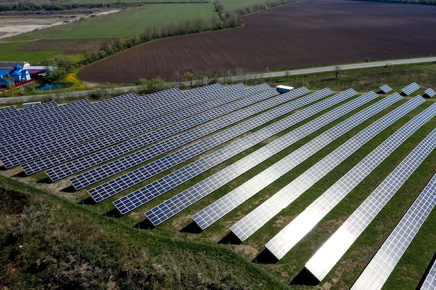 Foto el panel solar produce energía ecológica y respetuosa con el medio ambiente.