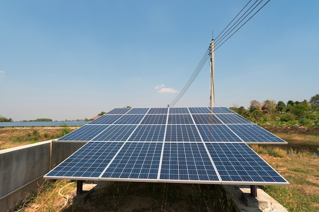 Panel solar que proporciona energía a un área rural en Tailandia