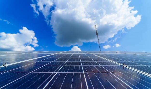 Panel solar sobre fondo de cielo Sistemas de suministro de energía fotovoltaica Planta de energía solar La fuente de energía renovable ecológica