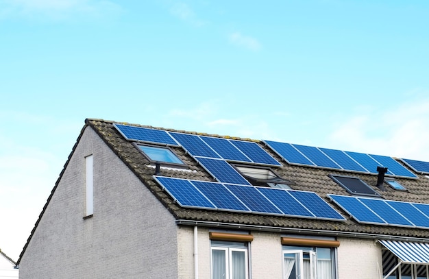 Foto panel solar en el techo de la casa generador de energía alternativa en la haya, países bajos