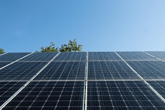 Panel solar de tecnología ecológica con sol y cielo azul concepto de fondo energía limpia en la naturaleza