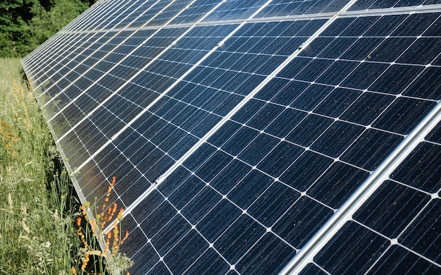 Panel solar de tecnología ecológica con sol y cielo azul concepto de fondo energía limpia en la naturaleza