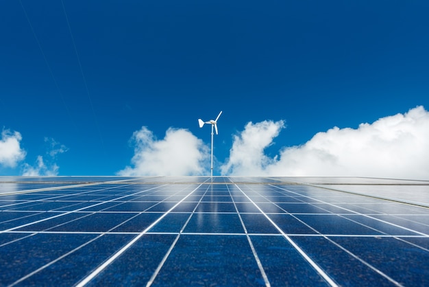 Panel solar y turbina eólica con cielo azul