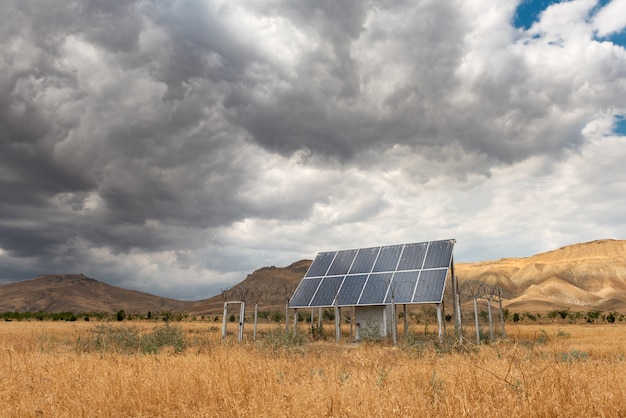 Foto panel solar vallado en el campo.