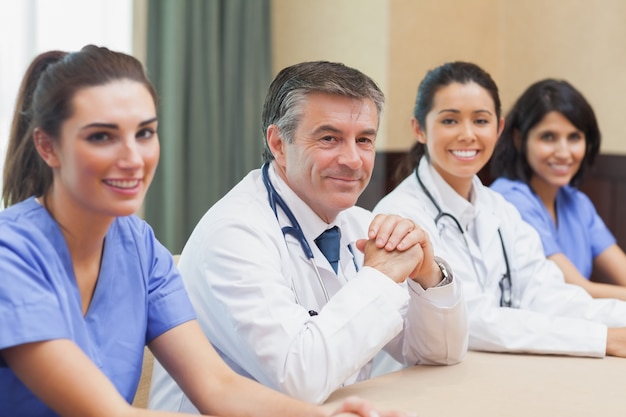 Foto panel sonriente de médicos y enfermeras