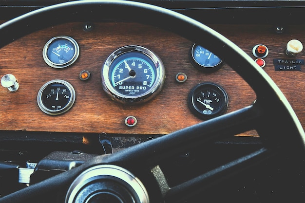 Panel con velocímetro en un coche retro