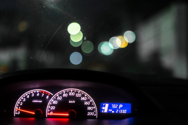 Foto panel del velocímetro del coche. salpicadero del coche iluminado por la noche.