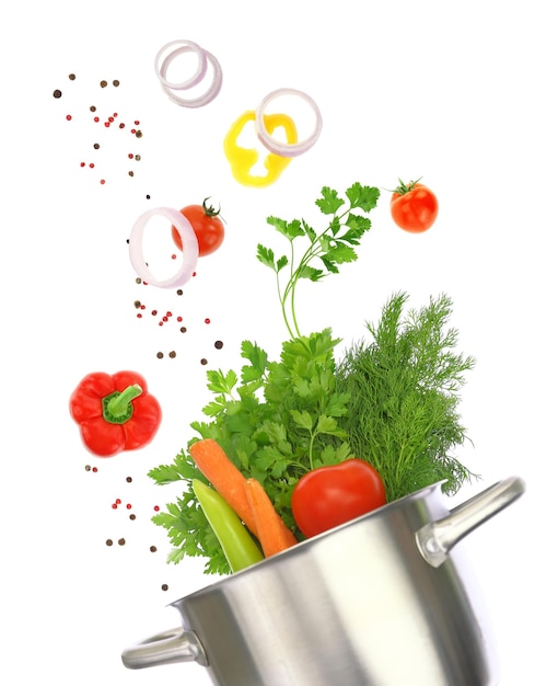 Panela com ingredientes vegetais frescos isolados no branco