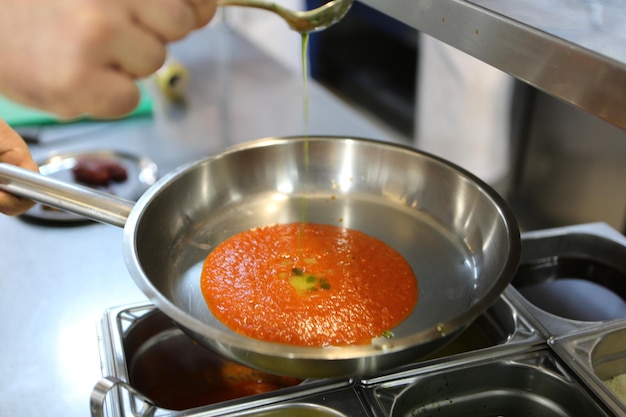 panela com macarrão no fogo fogão cozinhando