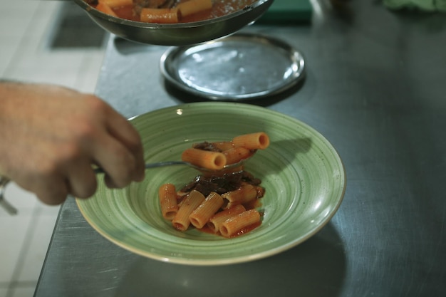 panela com macarrão no fogo fogão cozinhando