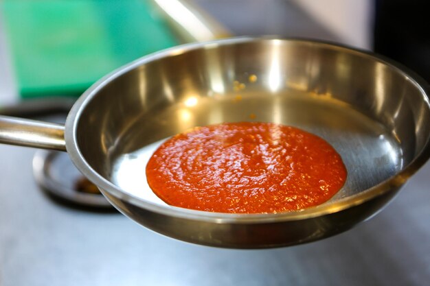 panela com macarrão no fogo fogão cozinhando