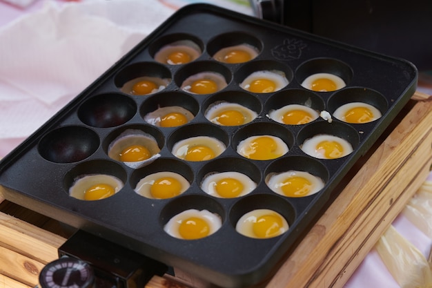 Foto panela com pit para cozinhar ovo frito, estilo japonês