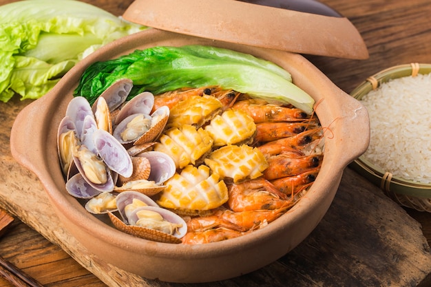 Panela de arroz de frutos do mar estilo cantonês