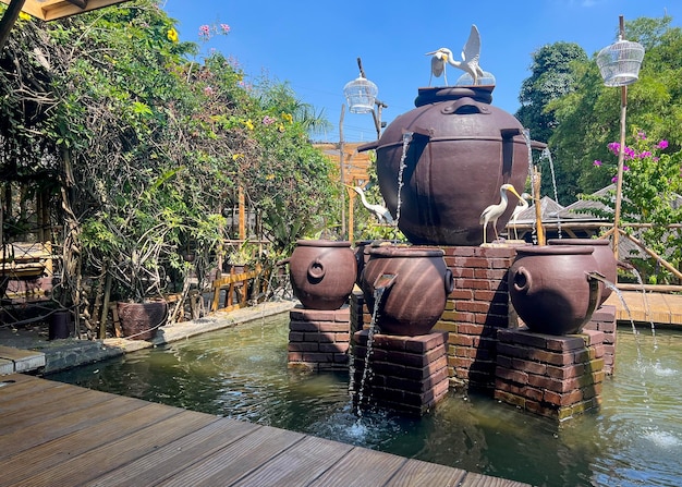 Panela de barro tradicional da Indonésia ou vaso ou vas ou também chamado kendi como fonte de água em uma lagoa