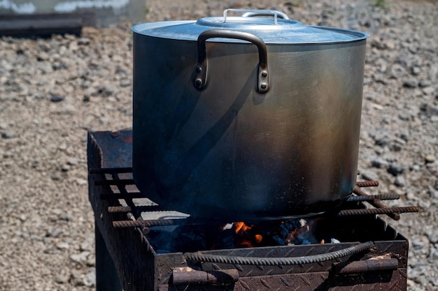 Panela de sopa de caldo de peixe fresco cozida em fogo aberto