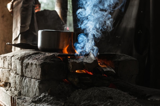 panela em cima de um fogão típico de uma cozinha de uma fazenda colombiana, comida camponesa sendo cozida.