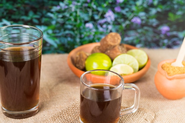 Panela granulada e água de panela e limão ou doces feitos de cana-de-açúcar e limão na natureza comida típica da colômbia