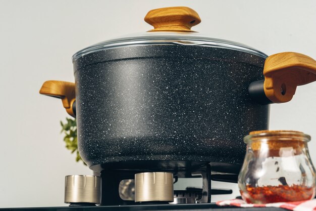 Panela limpa em um fogão a gás na cozinha