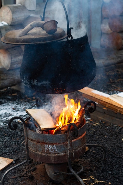 Panela no fogo, o conceito de acampamento selvagem. Cozinhar na natureza durante uma caminhada.