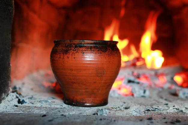 Panela no forno com comida o garfo do forno