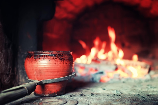 Panela no forno e garfo de forno