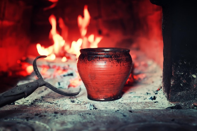 Panela no forno e garfo de forno