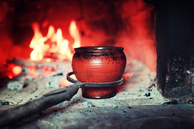 Panela no forno e garfo de forno