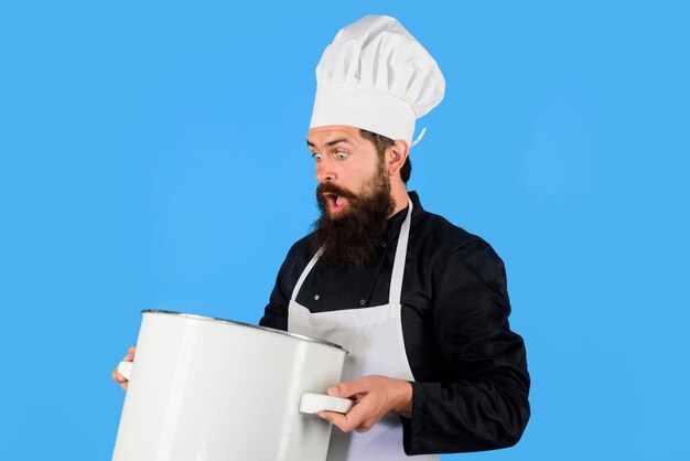 Panela panela caçarola cozinheiro homem de avental segurando uma panela em utensílios de cozinha talheres