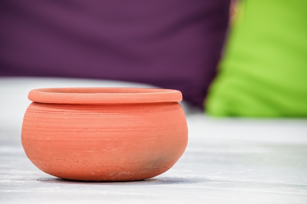 Panela redonda de barro para comida.