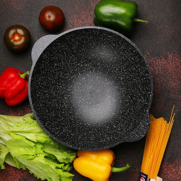 Panela wok vazia com ingredientes