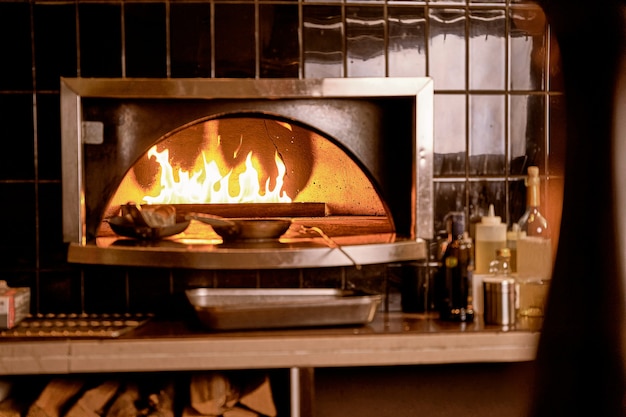 Foto panelas no forno com fogo em um restaurante