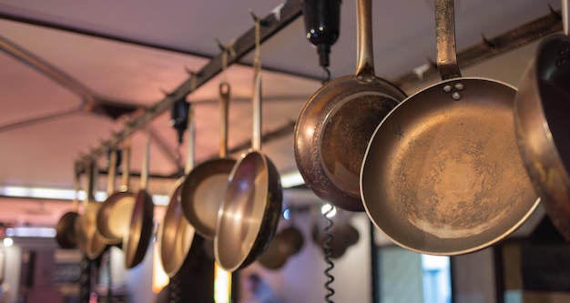 Panelas penduradas em um rack na cozinha