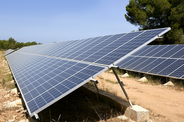 Paneles de células solares en una fila en el Mediterráneo