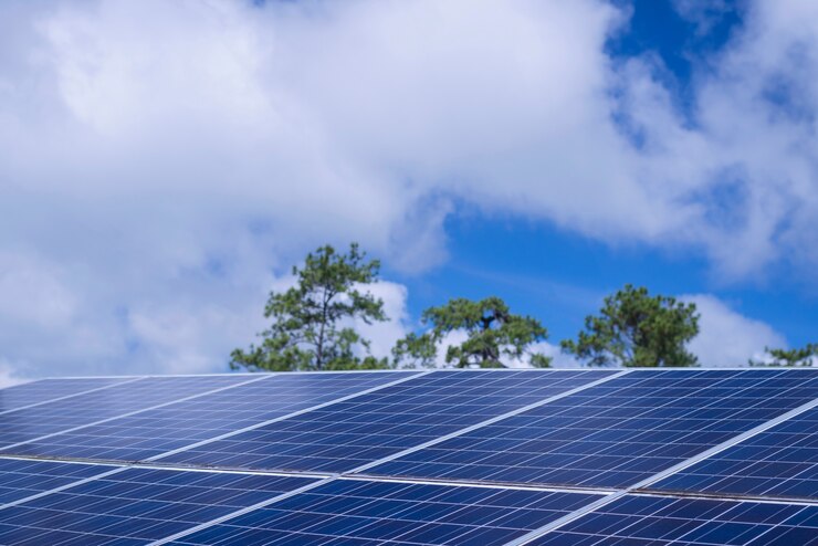Paneles de células solares en el fondo del cielo azul