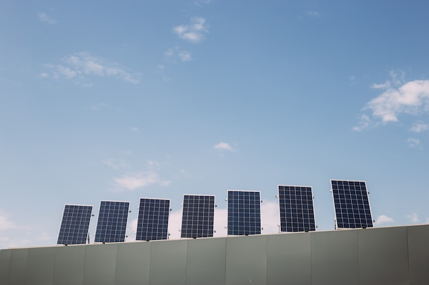 Paneles de energía solar en la azotea de la casa. energías alternativas renovables