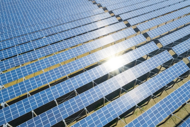 Paneles fotovoltaicos azules en la vista aérea de la luz solar de la energía renovable de la planta de energía solar