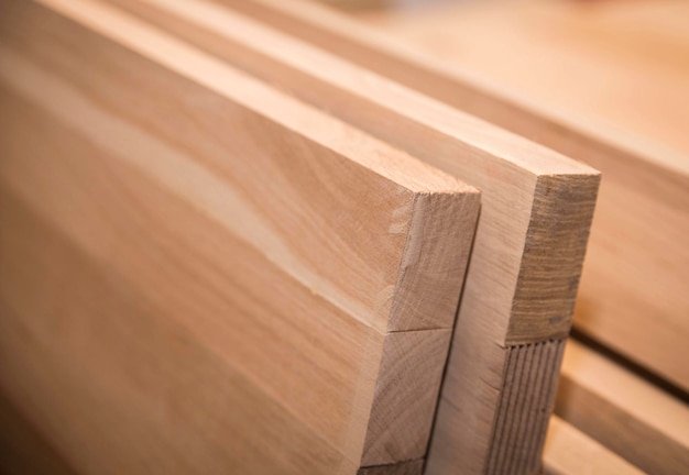 Paneles de madera de roble con los que se fabricarán las mesas