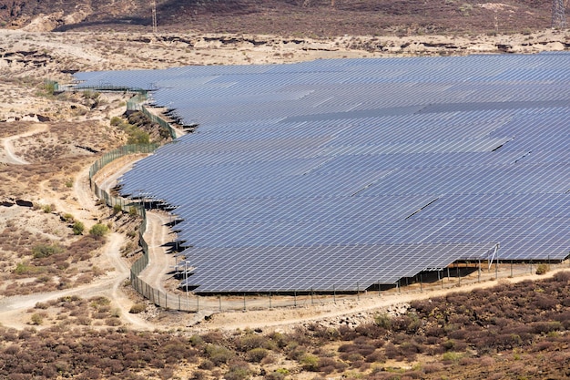 Paneles solares azules en la granja de la estación de energía fotovoltaica innovación futura concepto energético fondo de cielo azul claro Granadilla Tenerife
