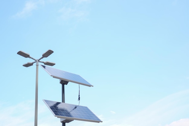 Paneles solares en la calle contra el cielo azul