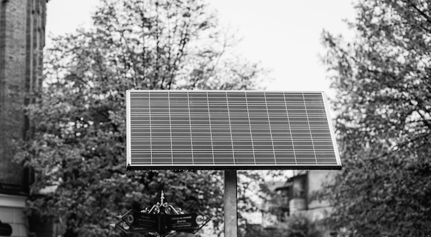 Paneles solares en las calles de la ciudad.