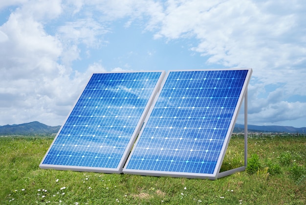 Paneles solares en el campo en un día soleado