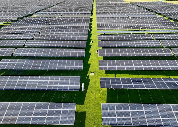 Foto paneles solares en el campo en verano vista aérea de avión no tripulado