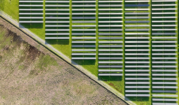 Paneles solares en el campo en verano vista aérea de avión no tripulado