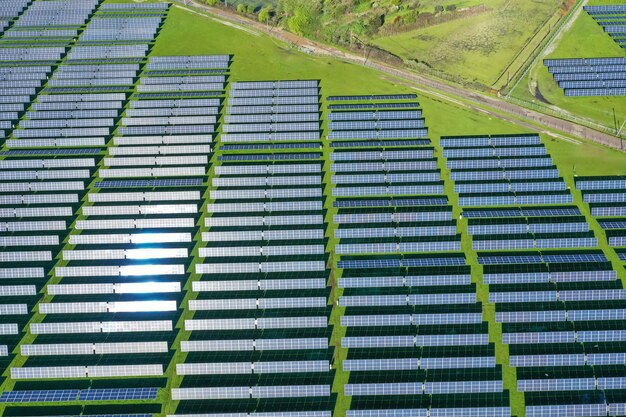 Foto paneles solares en el campo en verano vista aérea de avión no tripulado