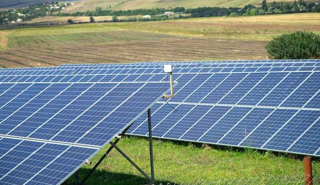 Paneles solares en el campo verde.