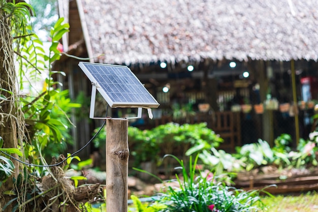 Paneles solares cerca de casa, electricidad alternativa en campo