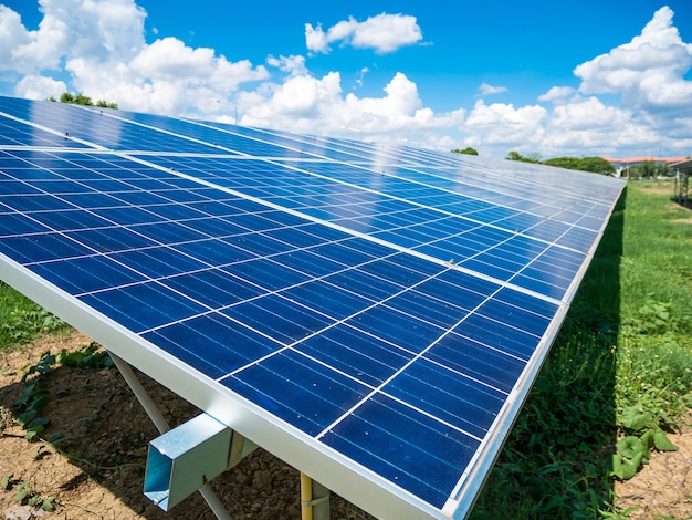 Paneles solares con cielo azul y nubes.