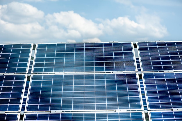 Paneles solares y cielo azul Sistema de paneles solares generadores de energía del sol Tecnología limpia para bette