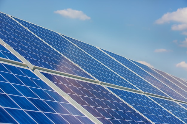 Paneles solares en cielo azul