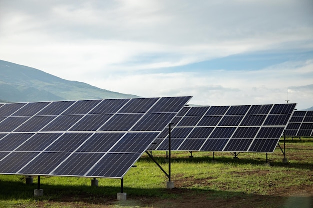 Paneles solares con cielo azul